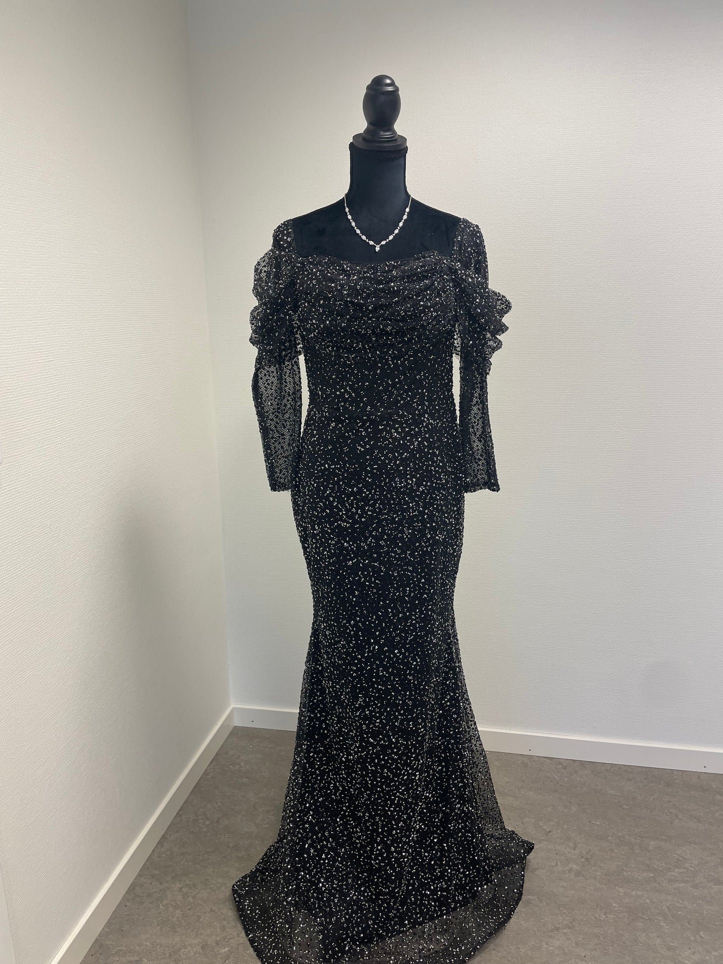 Celeste - off shoulder glittrande långklänning