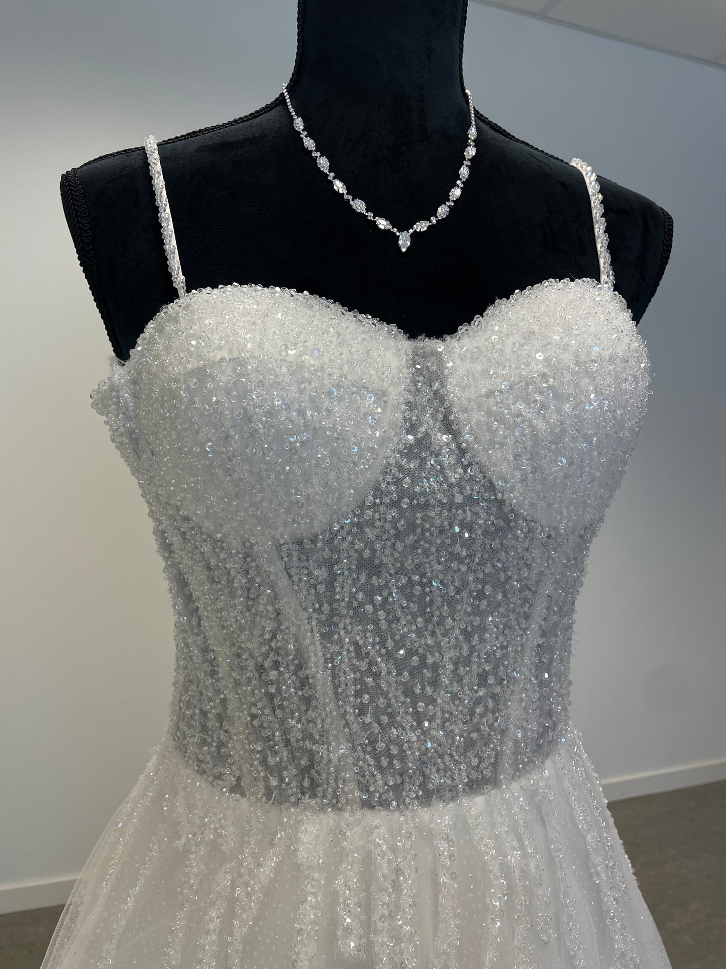 Aurora - brudklänning med smala axelband