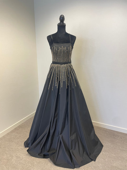 Simone - kontakta oss för mer info 🌸