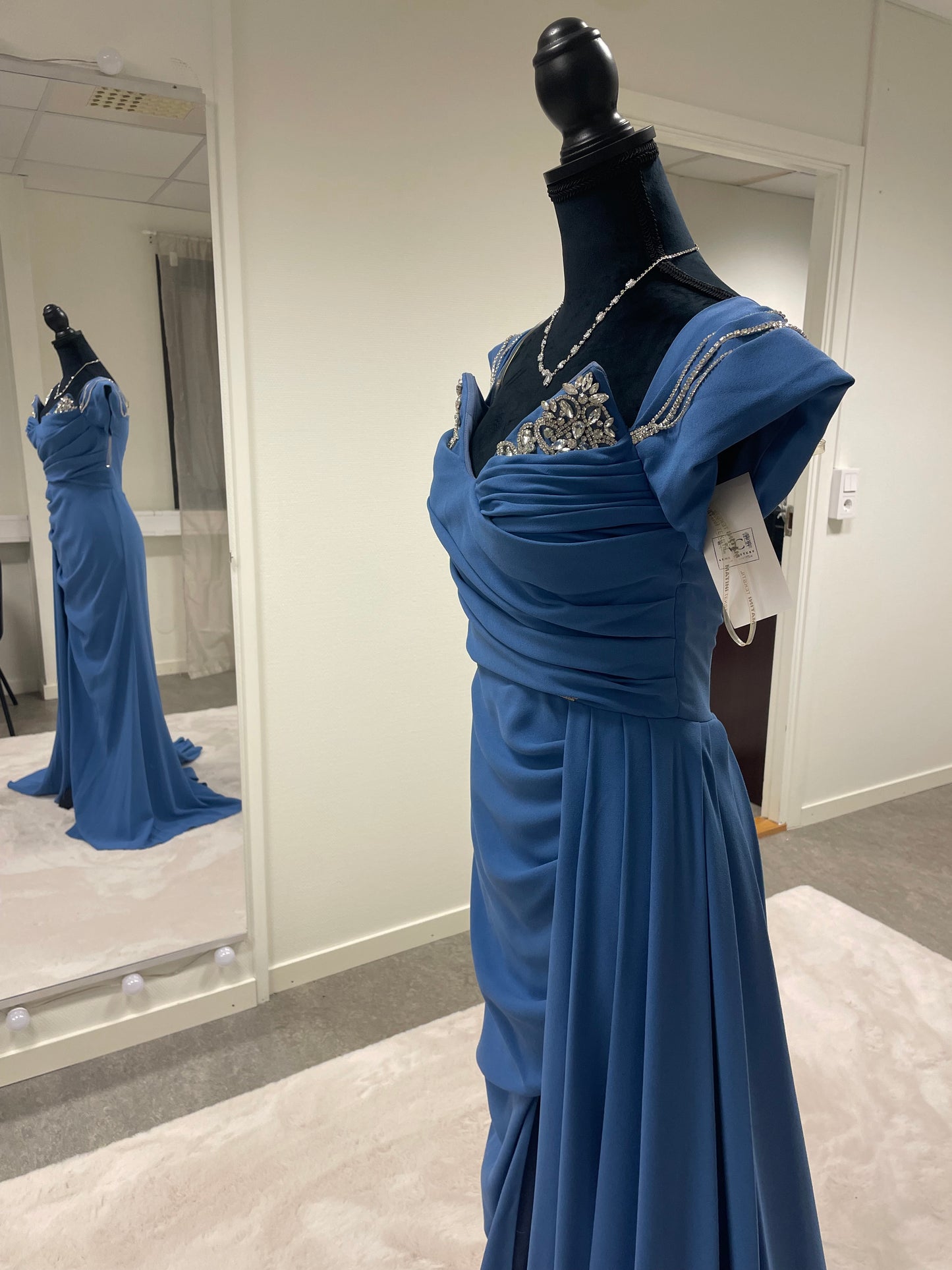 Clarissa - off shoulder klänning med slits