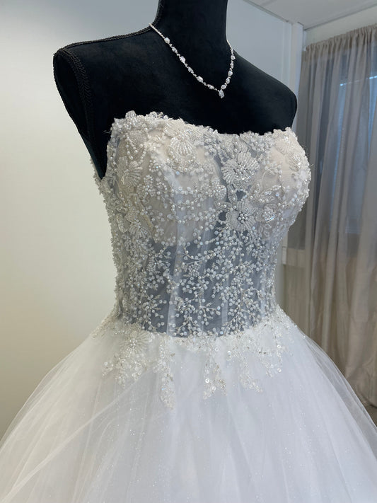 Evelina - kontakta oss för mer info 🌸